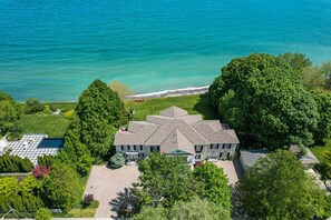 A large, multi-story house with a spacious front yard and a swimming pool. - Somerset Bed and Breakfast (Niagara-on-the-Lake)