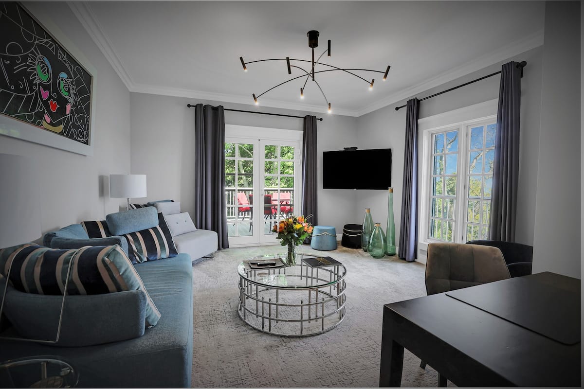 The West Wing, Lake View | Living area | TV