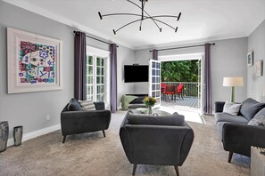 East Suite, Lake View