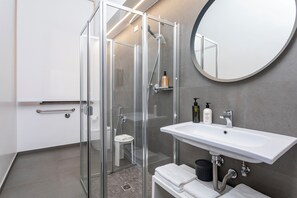 Habitación cuádruple Deluxe, accesible para personas con discapacidad (Cedro) | Baño | Ducha y cabezal de ducha tipo lluvia