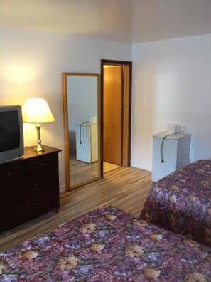 Standard Room, 2 Double Beds, Smoking | Free WiFi