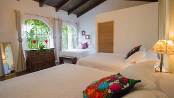 Habitación familiar, 1 habitación, vista al jardín, en el área del jardín | Ropa de cama de alta calidad y escritorio