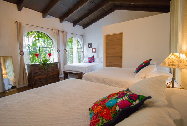 Chambre familiale, 1 chambre, vue sur le jardin, cÎté jardin | Literie de qualité, bureau, fer et planche à repasser