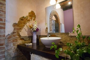 Premier Room, 2 Queen Beds | Bathroom - Hotel Monasterio (Antigua Guatemala)
