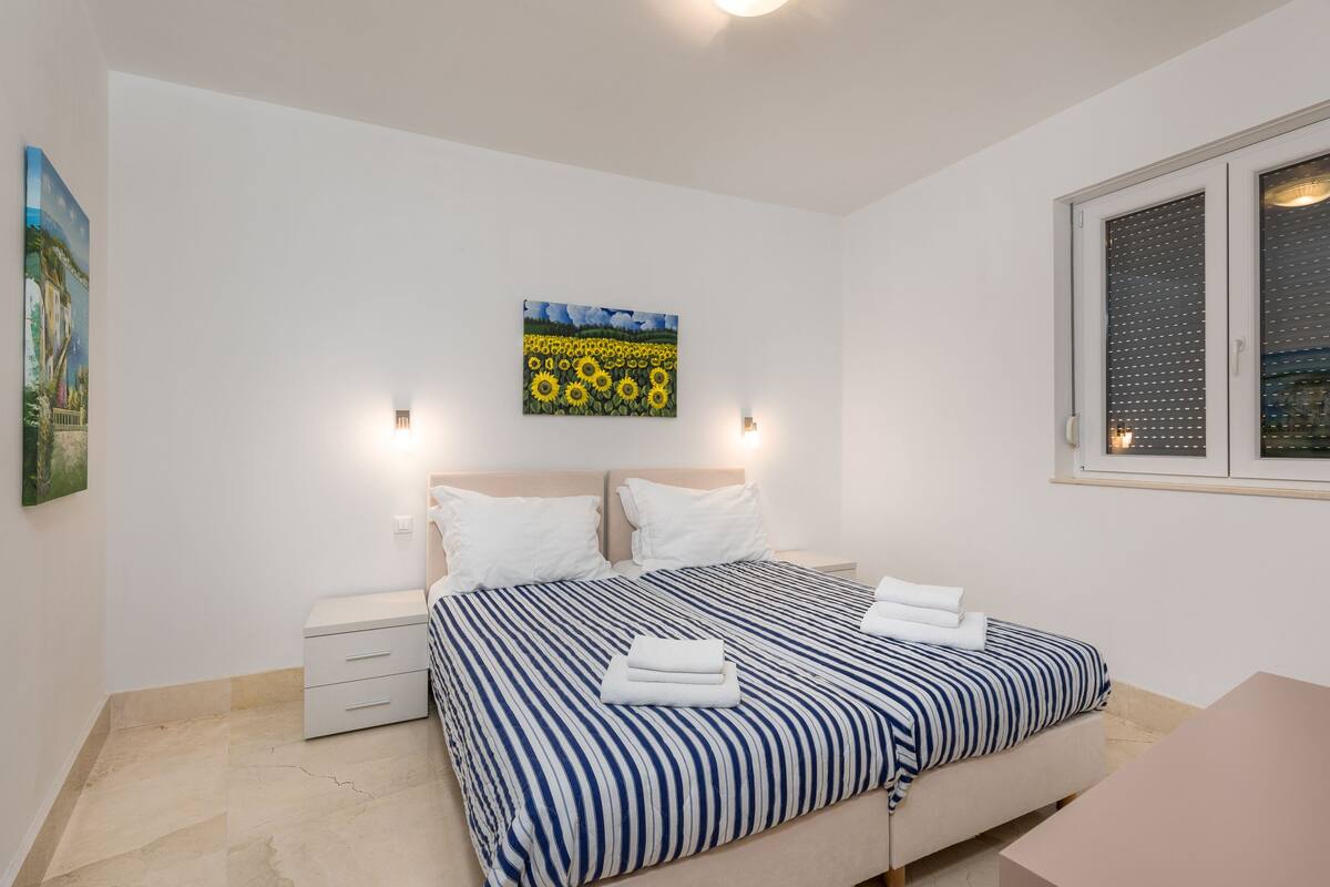 Apartment(Ground Floor), 2 bedrooms, Balcony, Seaview
