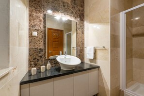 Douche, sĂšche-cheveux, serviettes fournies, papier toilette