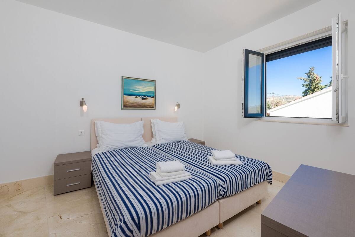 Apartment(Second Floor), 2 bedrooms, Balcony, Seaview | 1 개의 침실, 책상, 다리미/다리미판, 여행용 아기침대
