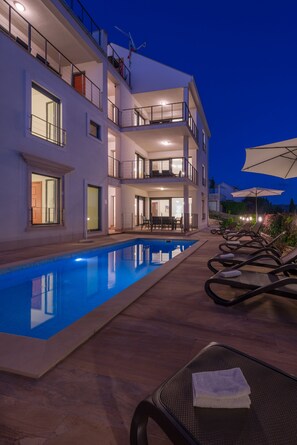 Seasonal outdoor pool, pool umbrellas, sun loungers - Villa Old Mill (Milna)