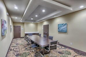 A conference room with a long table, chairs, and a carpeted floor. - Holiday Inn Express & Suites Carrizo Springs by IHG (Carrizo Springs)