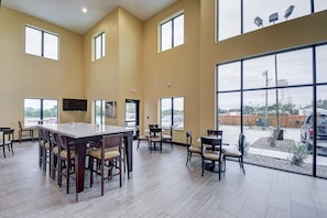 Free buffet breakfast - Holiday Inn Express & Suites Carrizo Springs by IHG (Carrizo Springs)