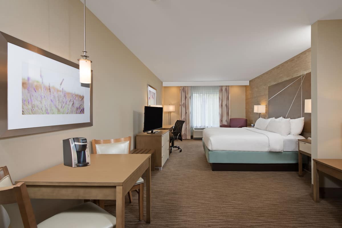 Premium bedding, in-room safe, desk, iron/ironing board