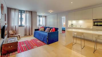 Apartamento, 2 Quartos (2 Casas-de-Banho) | Roupas de cama premium, cofres nos quartos