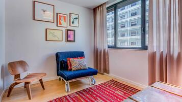 Estúdio | Área de estar | TV de tela plana 43 polegadas com canais a cabo, TV