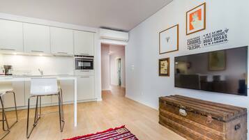 Apartamento, 2 Quartos (2 Casas-de-Banho) | Sala de estar | TV de tela plana 43 polegadas com canais a cabo, TV