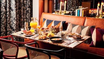 Café da manhã com buffet todos os dias mediante uma taxa