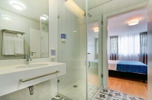 Appartement, 2 chambres (Two Bedroom Apartment (2 Bathrooms)) | Salle de bain | Douche, douche à « effet pluie », articles de toilette gratuits