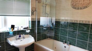 Kamar Double Superior | Kamar mandi | Kombinasi shower/bathtub, pengering rambut, dan handuk