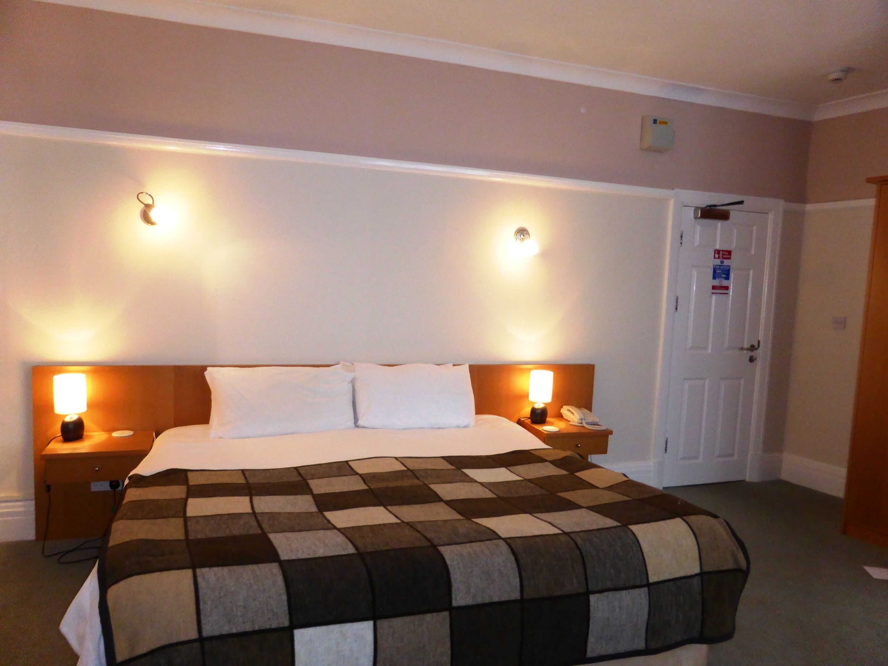 Kamar Double Superior | Meja kerja, setrika/meja setrika, dan tempat tidur lipat/tambahan