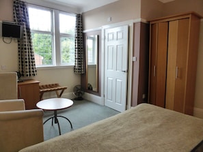 Desk, iron/ironing board, rollaway beds, free WiFi - The Old Station House Hotel (Manchester)