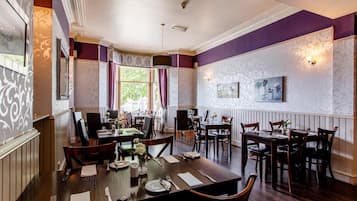 Desayuno completo diario (GBP 7.50 por persona)