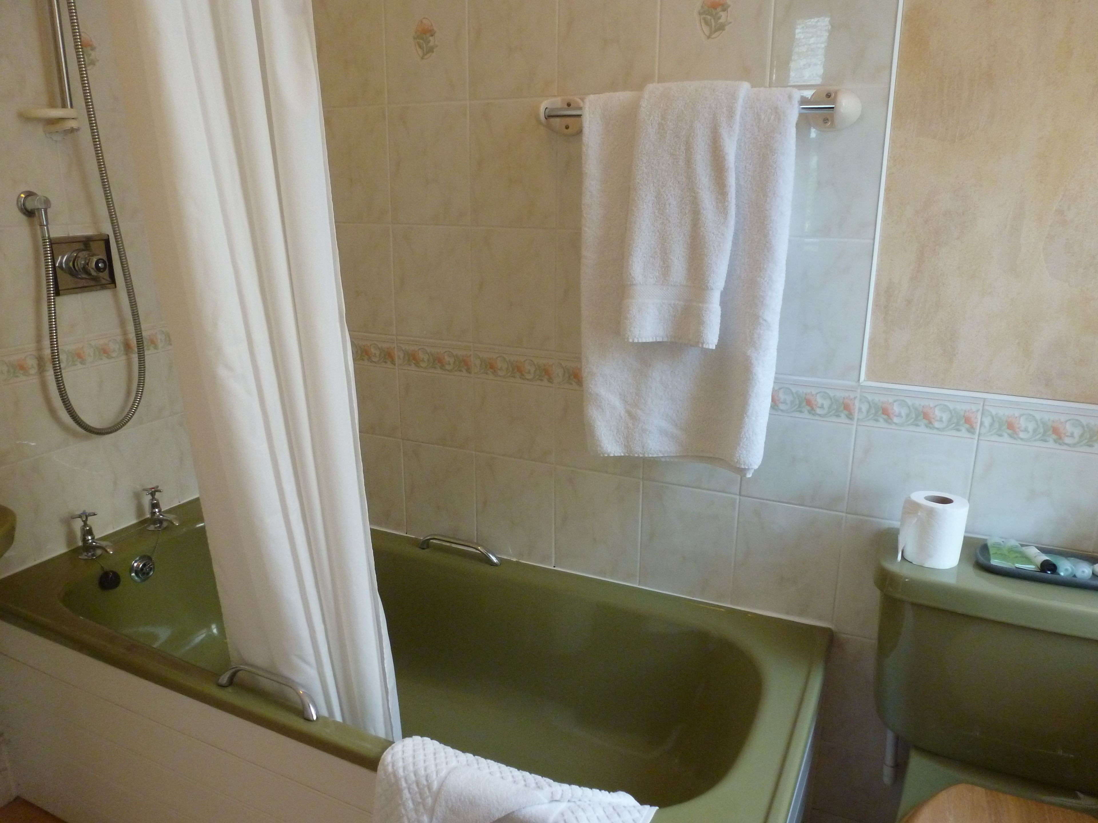 bathroom | deep-soaking bathtub