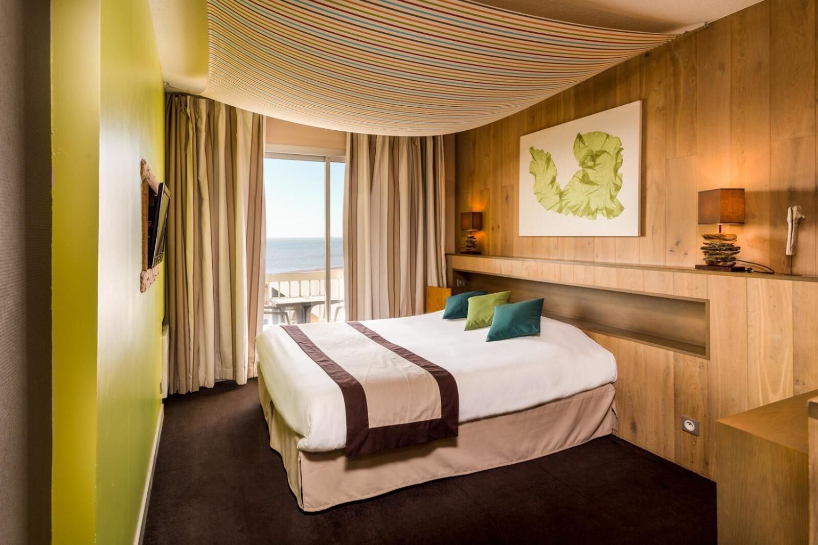 Schreibtisch, laptopgeeigneter Arbeitsplatz, schallisolierte Zimmer