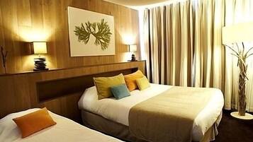 ์ํผ๋ฆฌ์ด ํธ๋ฆฌํ๋ฃธ, ์นจ์ค 1๊ฐ, ์ ์ฉ ์์ค | ์ฑ
์, ๋
ธํธ๋ถ ์์
๊ณต๊ฐ, ๋ฐฉ์ ์ค๋น, ๋ฌด๋ฃ WiFi