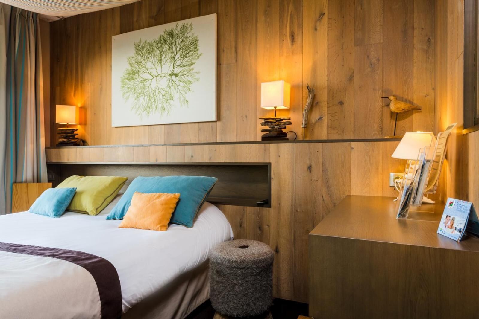 desk, laptop workspace, soundproofing, free wifi