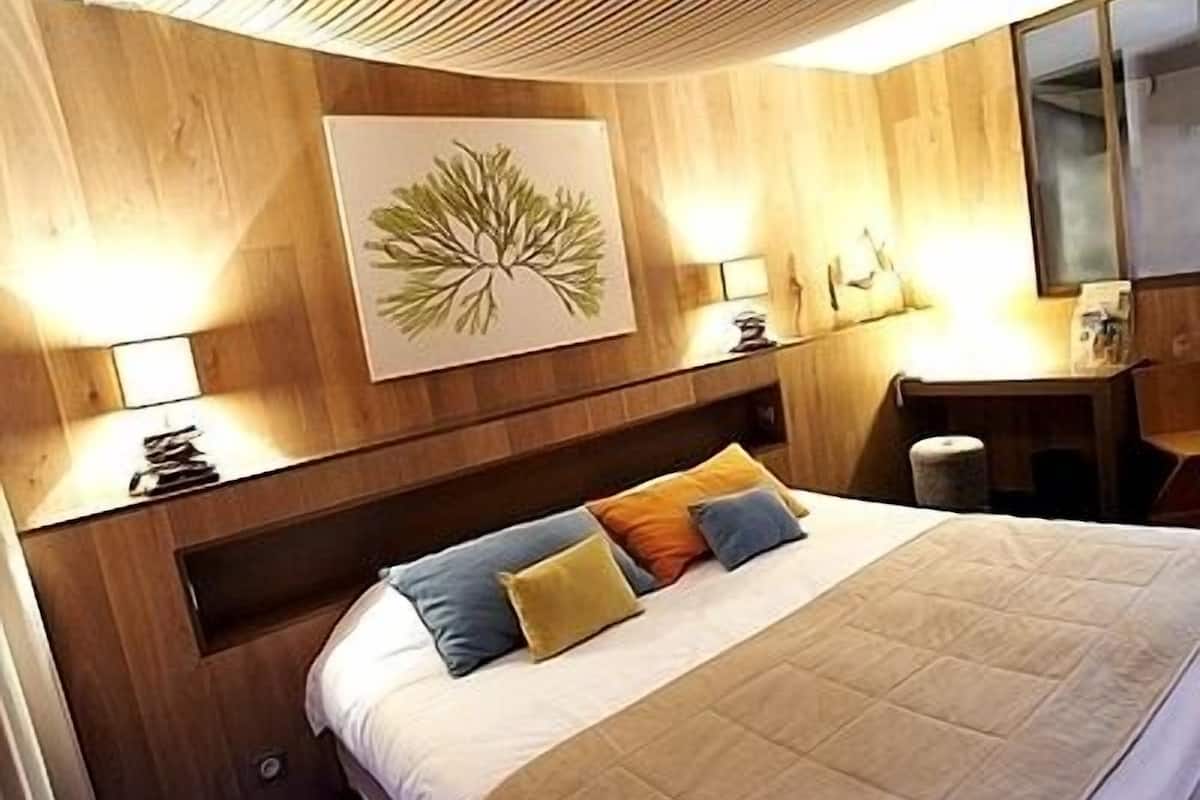 superior double room, 1 double bed, private bathroom | desk, laptop workspace, soundproofing, free wifi