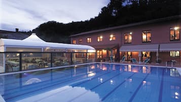 Piscine extérieure (ouverte en saison), parasols de plage