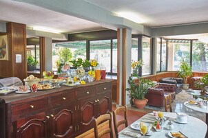 Free daily buffet breakfast