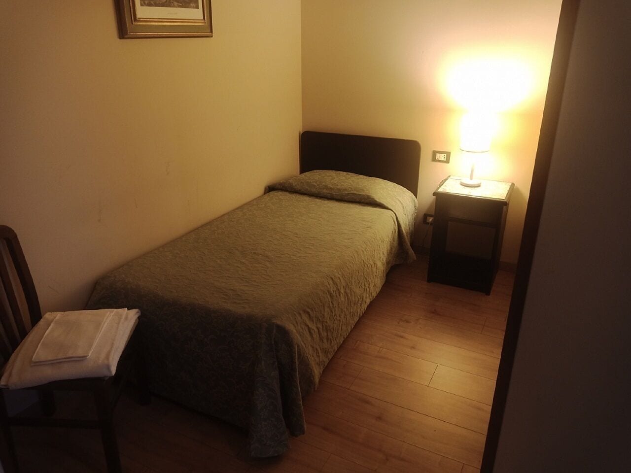 WiFi (無料)、ベッドシーツ