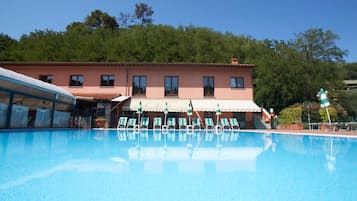 Außenpool (je nach Saison geöffnet), Sonnenschirme, Liegestühle