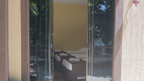 A room with a bed, a small table, and a chair. - Villa Iguaçu Palace Hotel (Foz do Iguaçu)