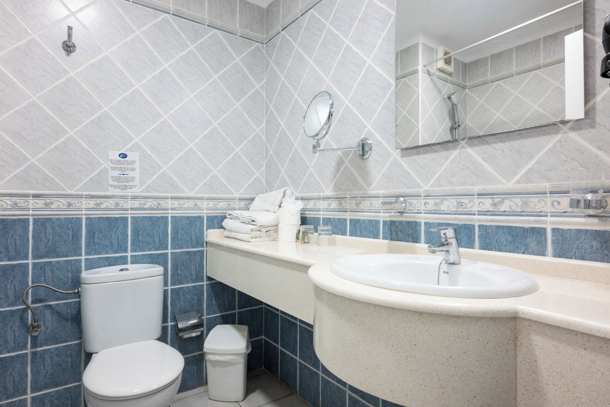 Un bagno con il water, un lavandino e una doccia.