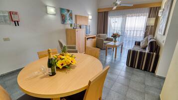 Télévision à écran plat, lecteur de DVD