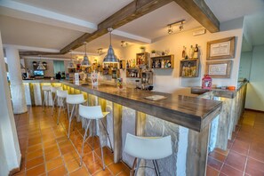 供应早餐、午餐和晚餐