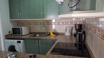 Frigorífico grande, microondas, horno y placa de cocina