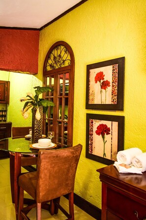 Deluxe Studio, Kitchenette, Pool View | Iron/ironing board, free WiFi, bed sheets