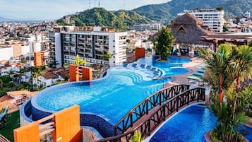 Una piscina al aire libre, sombrillas, sillones reclinables de piscina