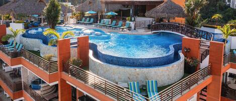 屋外プール、営業時間 9:00 ~ 21:00、プール パラソル、サンラウンジャー