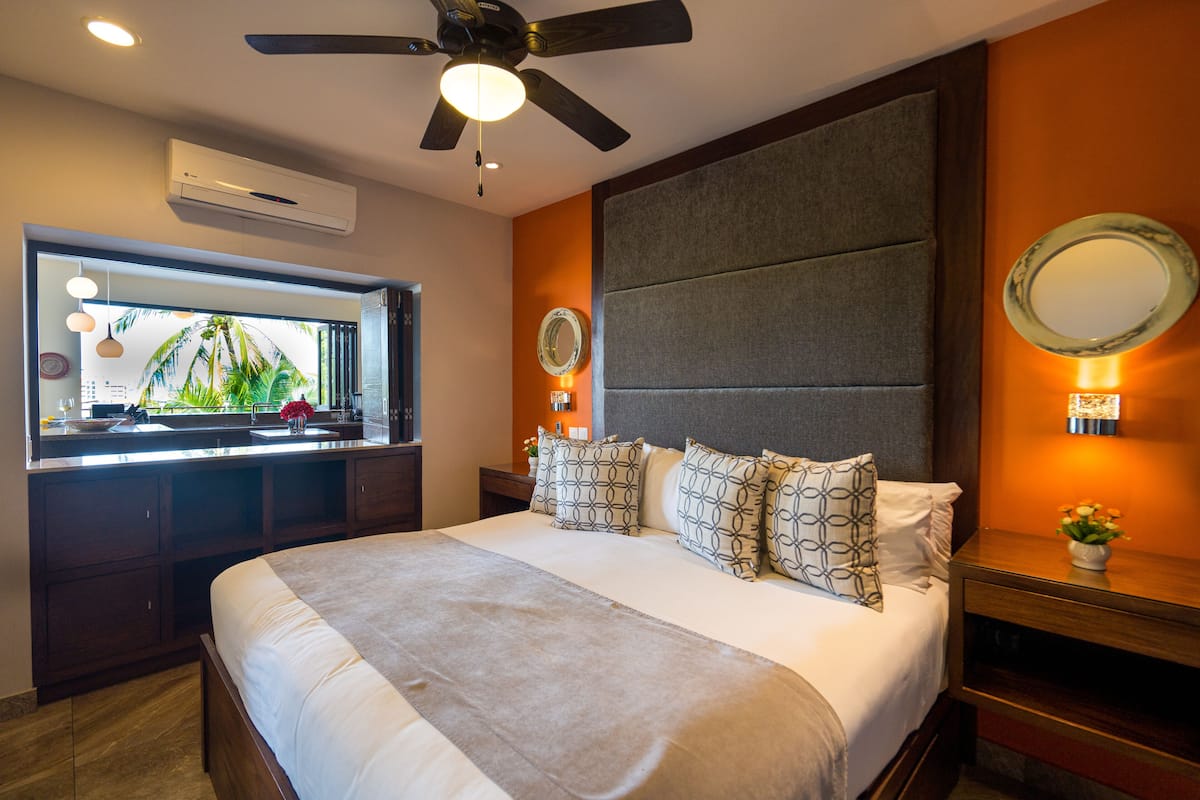 2 Bed Partial Ocean View Corner Suite | Luxe beddengoed, een kluis op de kamer, individueel gedecoreerd
