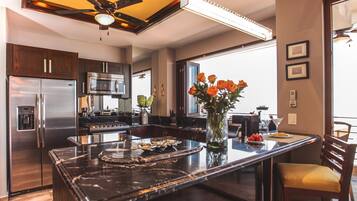 Penthouse de lujo, 2 habitaciones, vista al océano | Cocina privada | Microondas, horno, parrilla de estufa y lavavajillas