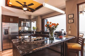 Cobertura superluxo, 2 quartos, vista para o oceano | Cozinha privada | Micro-ondas, fogão, cooktop, lava-louças