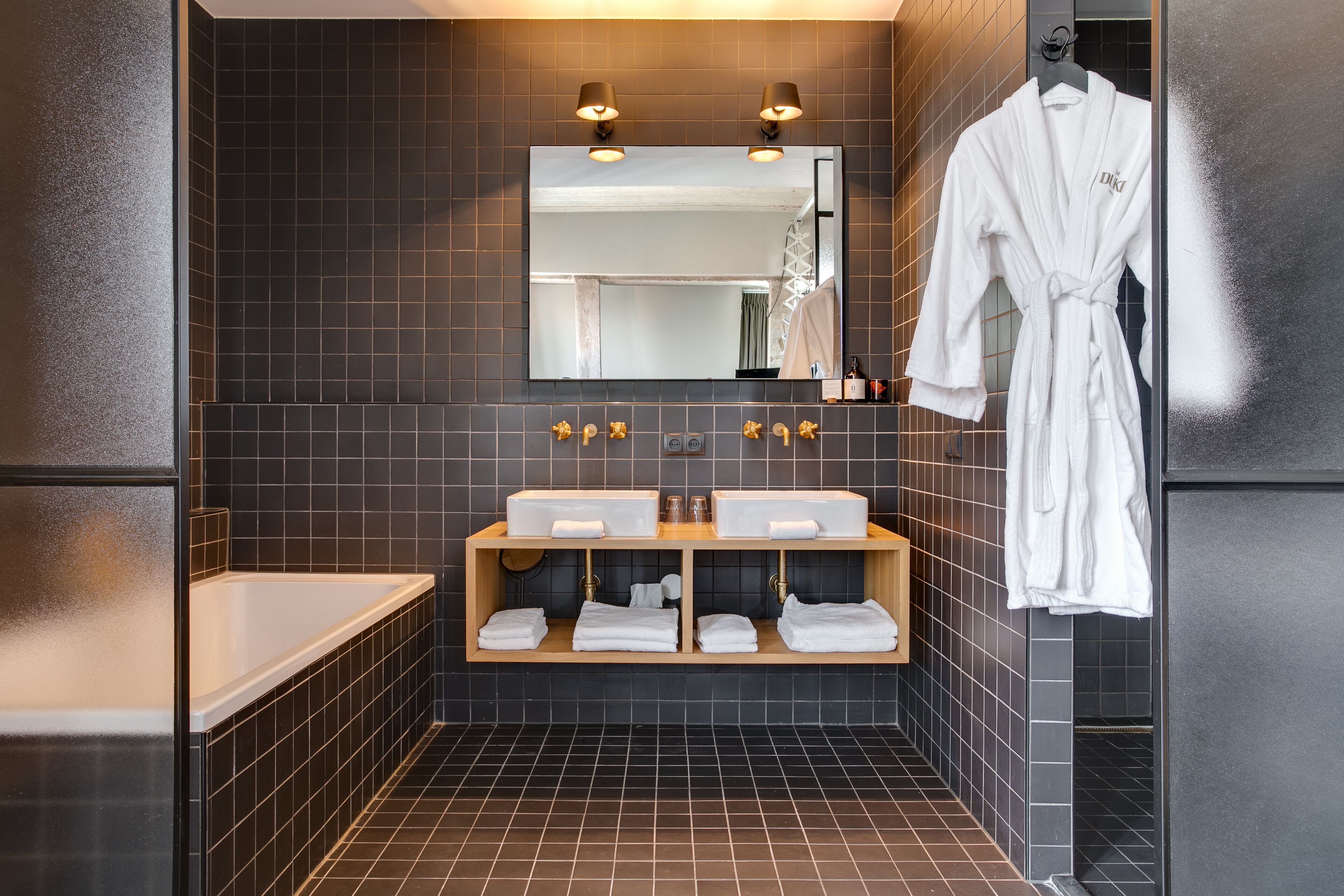 deluxe suite, city view | bathroom | free toiletries, hair dryer, slippers, towels