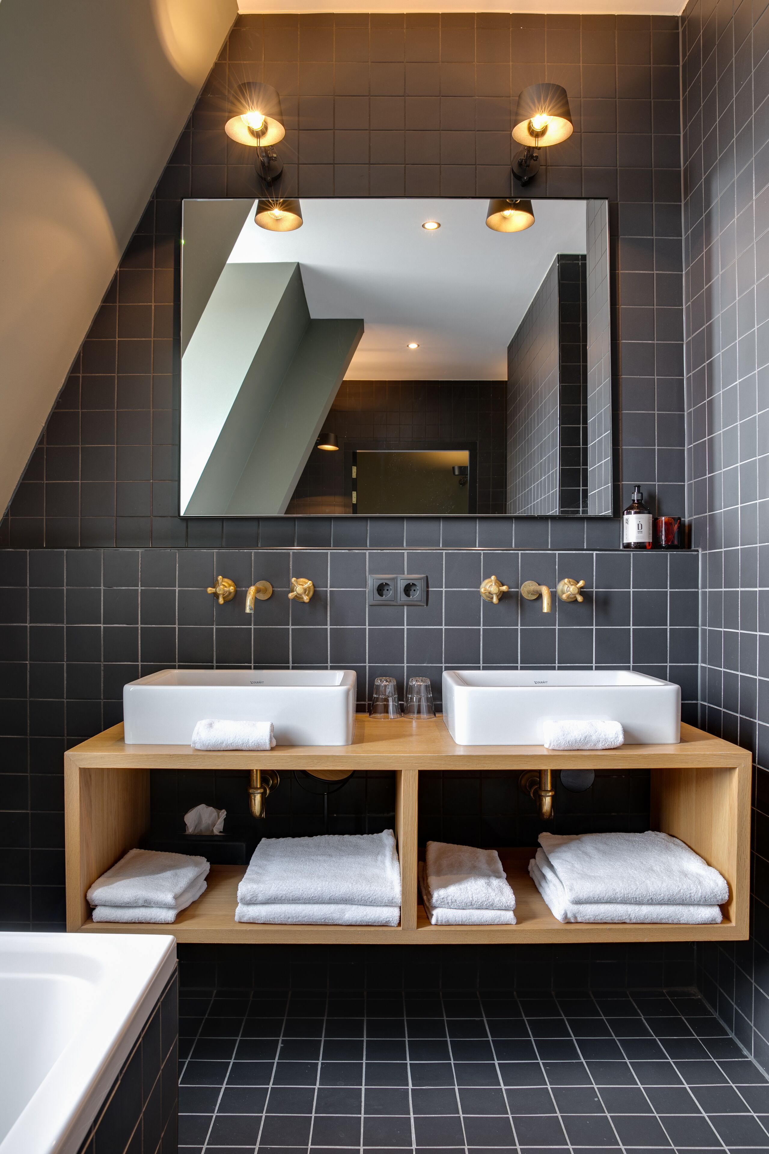 superior suite, city view | bathroom | free toiletries, hair dryer, slippers, towels