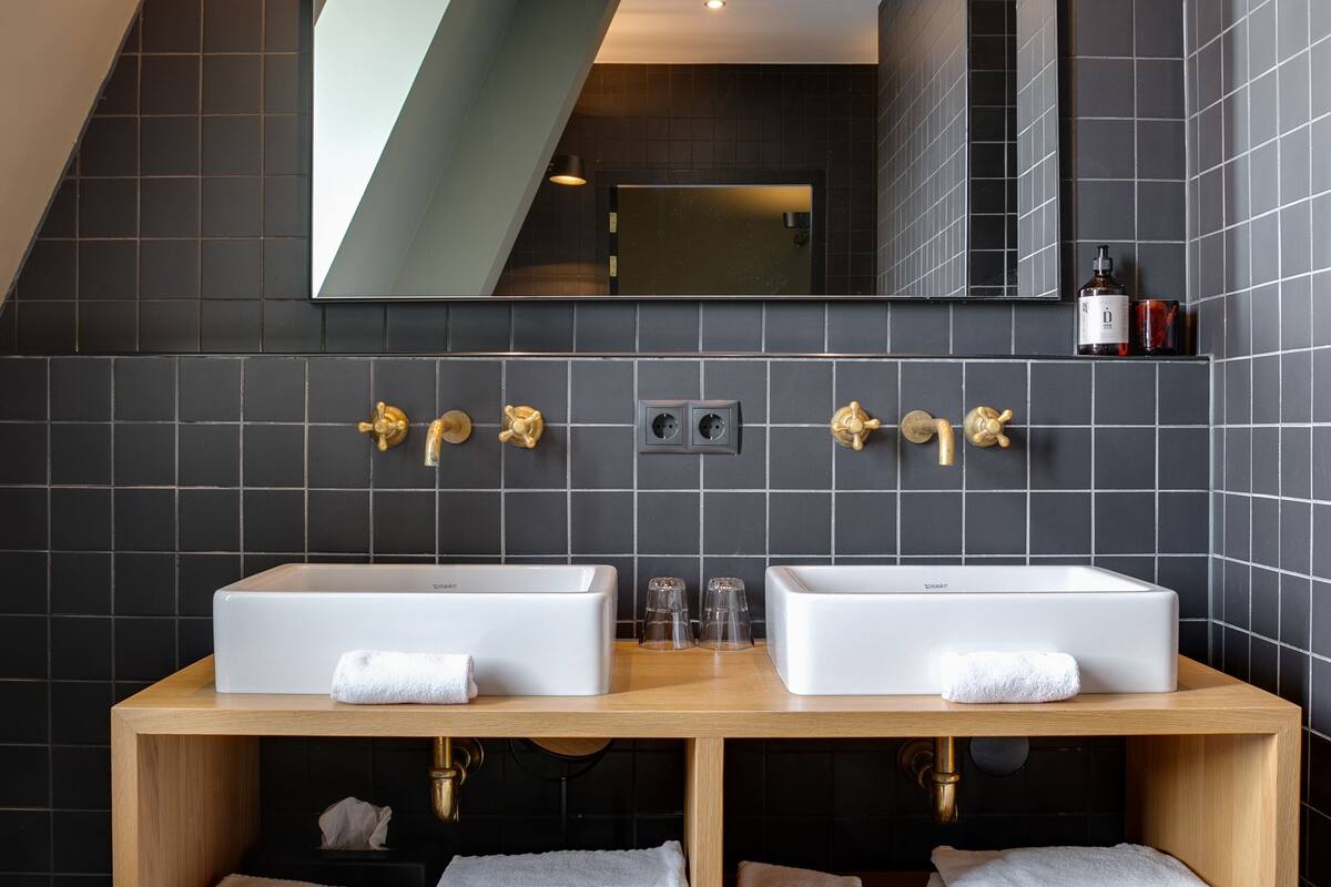 superior suite, city view | bathroom | free toiletries, hair dryer, slippers, towels