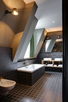 Superior Suite, City View | Bathroom | Free toiletries, hair dryer, slippers, towels