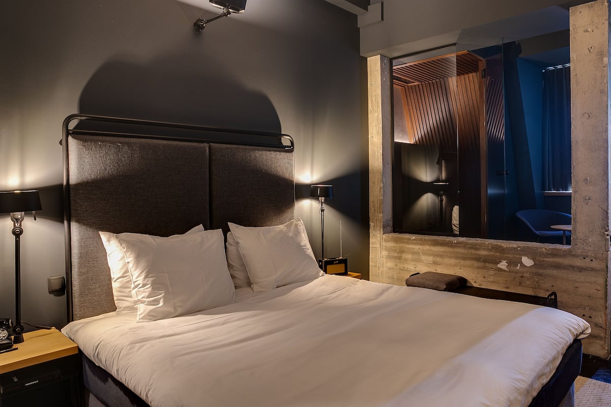 exclusive suite (private sauna) | premium bedding, down duvets, minibar, in-room safe