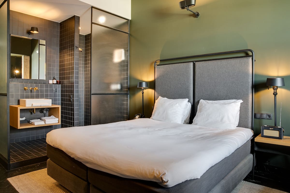 Sengetøy av topp kvalitet, dundyner, minibar og safe på rommet
